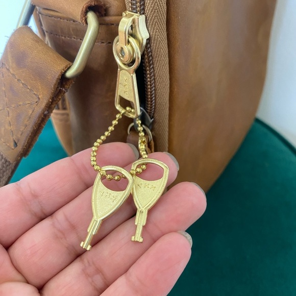 DISTRESSED UNISEX LEATHER CROSSBODY BAG BY ROMA LEATHERS - Picture 6 of 8